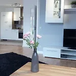 Mit Loggia Apartment *